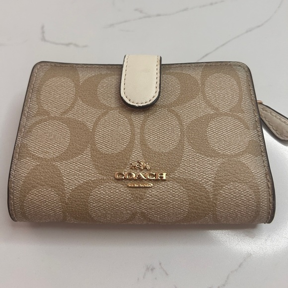 Coach Corner Zip Wallet in Signature- Like New - Picture 3 of 16